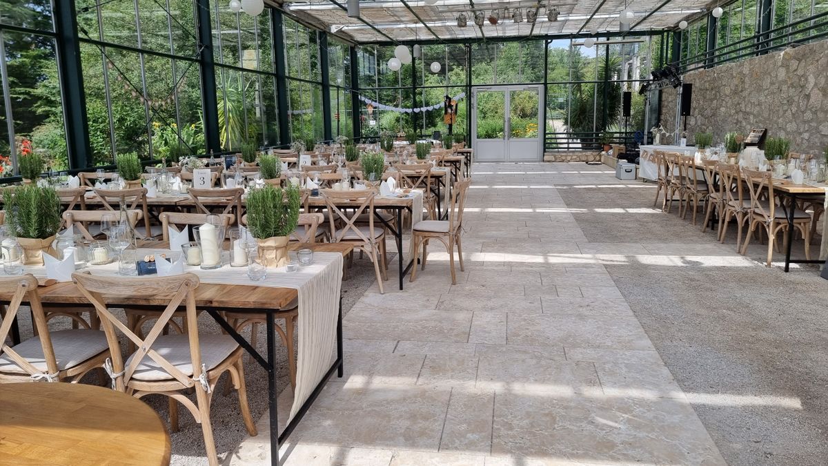 Festlich gedeckte Hochzeitstafel